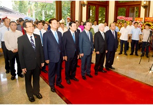Chủ tịch nước Võ Văn Thưởng dâng hương tưởng nhớ cố Chủ tịch Tôn Đức Thắng