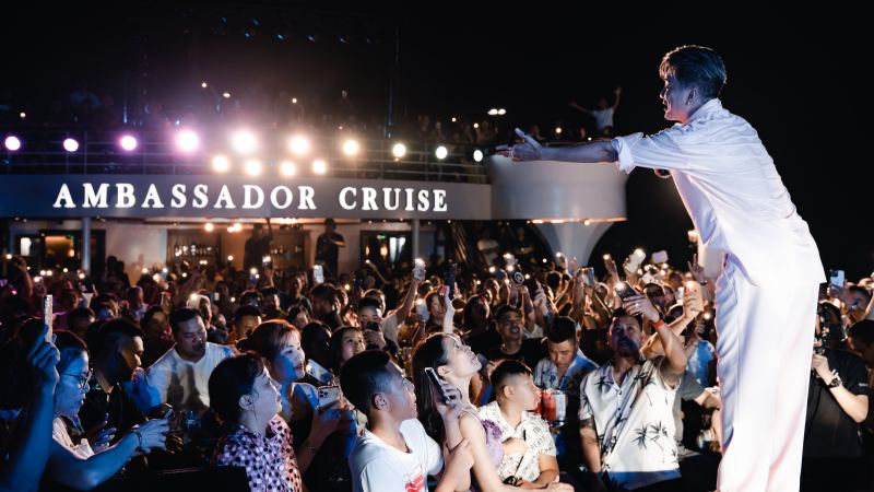 Hạ Long đón hơn 5000 du khách qua 10 đêm nhạc của “Love in the bay by Ambassador Cruise”