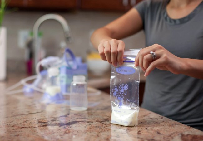 7 sai lầm khi trữ sữa rất nhiều mẹ mắc phải gây ảnh hưởng đến hệ tiêu hóa của con