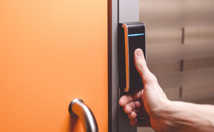 Dùng khóa cửa vân tay có an toàn không?