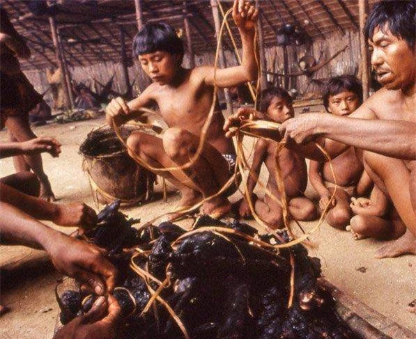 Bộ lạc kỳ dị ở Nam Mỹ: Cuộc sống khép kín và hủ tục mai táng bằng cách ăn tro cốt của người chết - Ảnh 3.