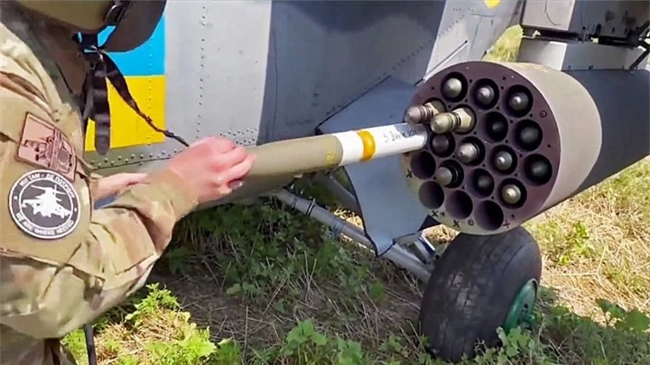 Binh sĩ Ukraine lắp rocket vào trực thăng (ảnh cắt từ video)