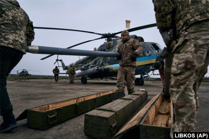 Binh sĩ Ukraine chuẩn bị tên lửa cho trực thăng chiến đấu
