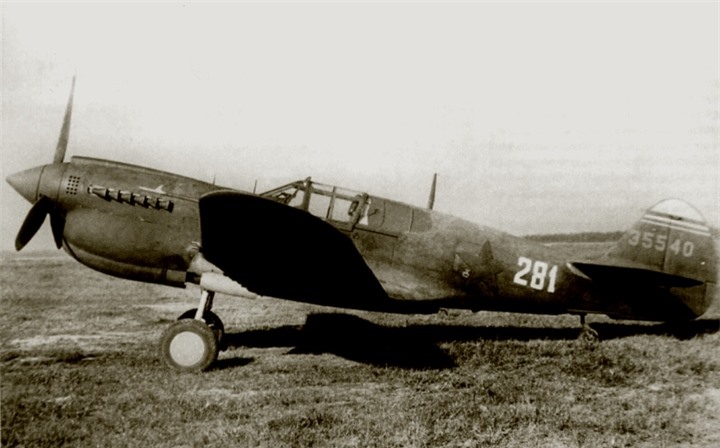 Máy bay P-40 Warhawk.