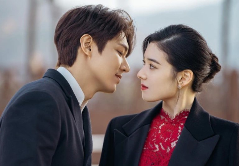 Chồng bị bạn thân gài bẫy nên ly hôn với tôi, sau 3 năm anh cầm 2 tỷ quay về quỳ xin mẹ con tôi tha thứ