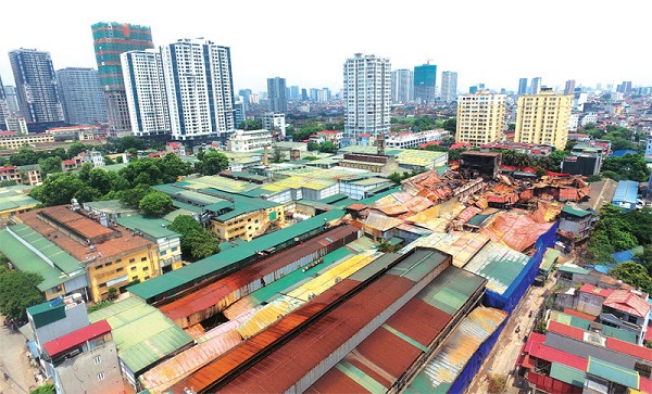 Việc di dời nhà máy, trường học khỏi đô thị đang bị "tắc” từ nhiều phía