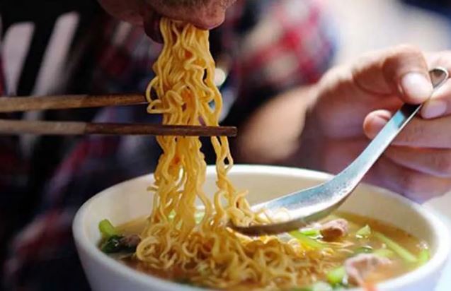 4 người thèm tới mấy cũng không được ăn mì tôm kẻo rất hại cho sức khỏe