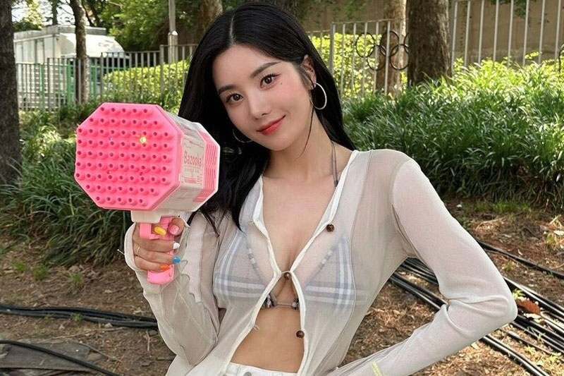 Nữ ca sĩ nổi tiếng sau màn trình diễn nóng bỏng với áo xuyên thấu ở lễ hội nước