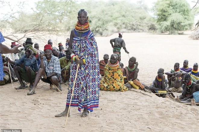 Bộ lạc tại châu Phi, nơi già trẻ trai gái từ sáng đến tối chỉ lao đi kiếm 1 thứ để tồn tại - Ảnh 25.
