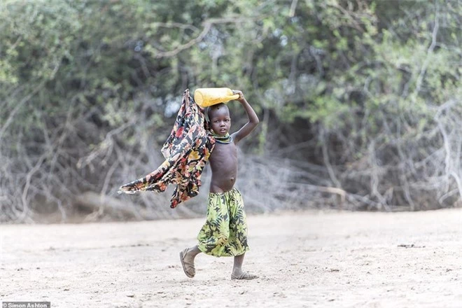 Bộ lạc tại châu Phi, nơi già trẻ trai gái từ sáng đến tối chỉ lao đi kiếm 1 thứ để tồn tại - Ảnh 3.