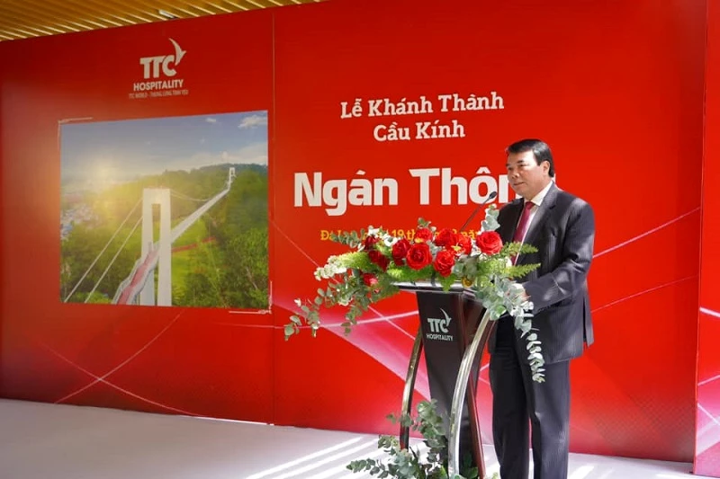 Phó Chủ tịch UBND tỉnh Lâm Đồng Phạm S phát biểu tại lễ khánh thành cầu kính Ngàn Thông.