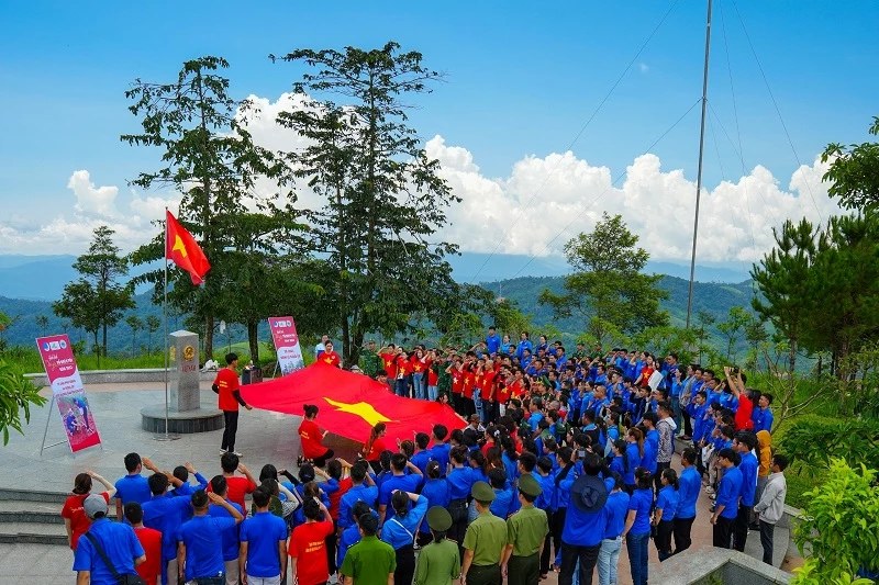 Chào cờ tại Cột mốc ba biên. 