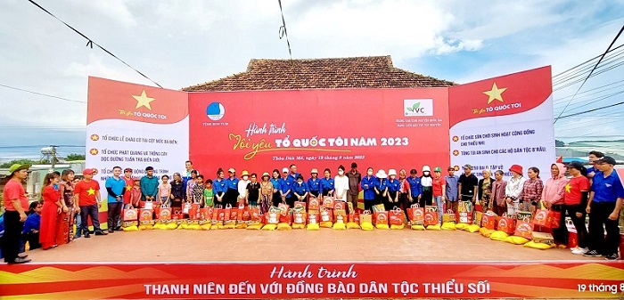 Hỗ trợ đồng bào nghèo nơi ngã ba biên giới