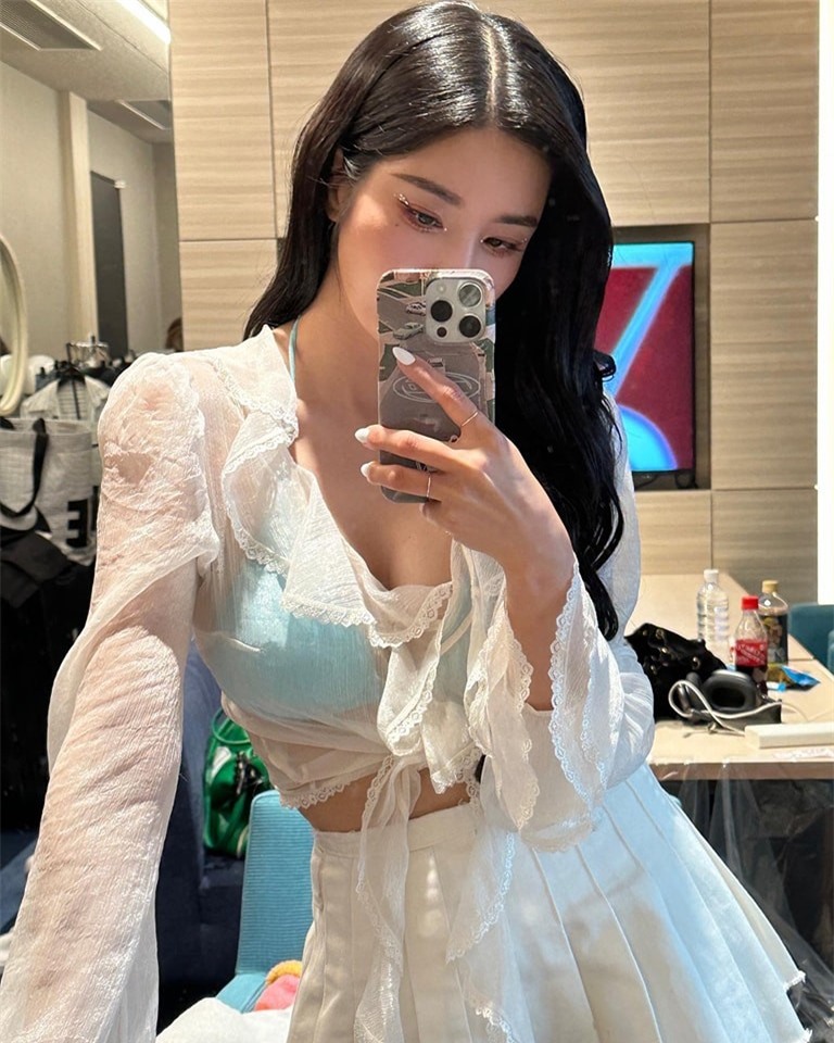 Nữ ca sĩ nổi tiếng sau màn trình diễn nóng bỏng với áo xuyên thấu ở lễ hội nước ảnh 1