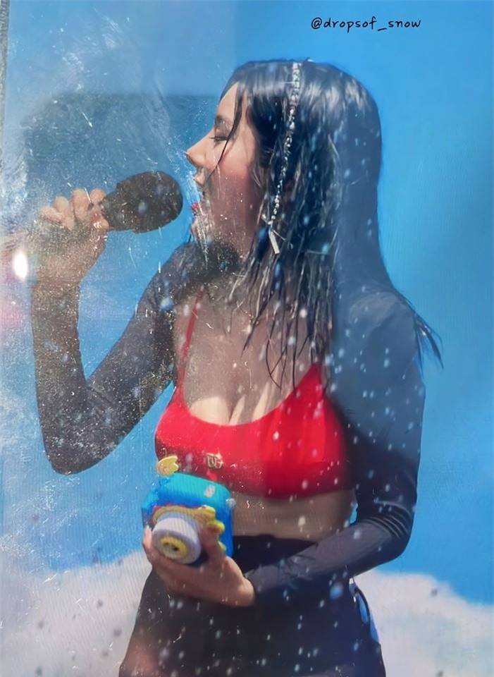 Nữ ca sĩ nổi tiếng sau màn trình diễn nóng bỏng với áo xuyên thấu ở lễ hội nước ảnh 10