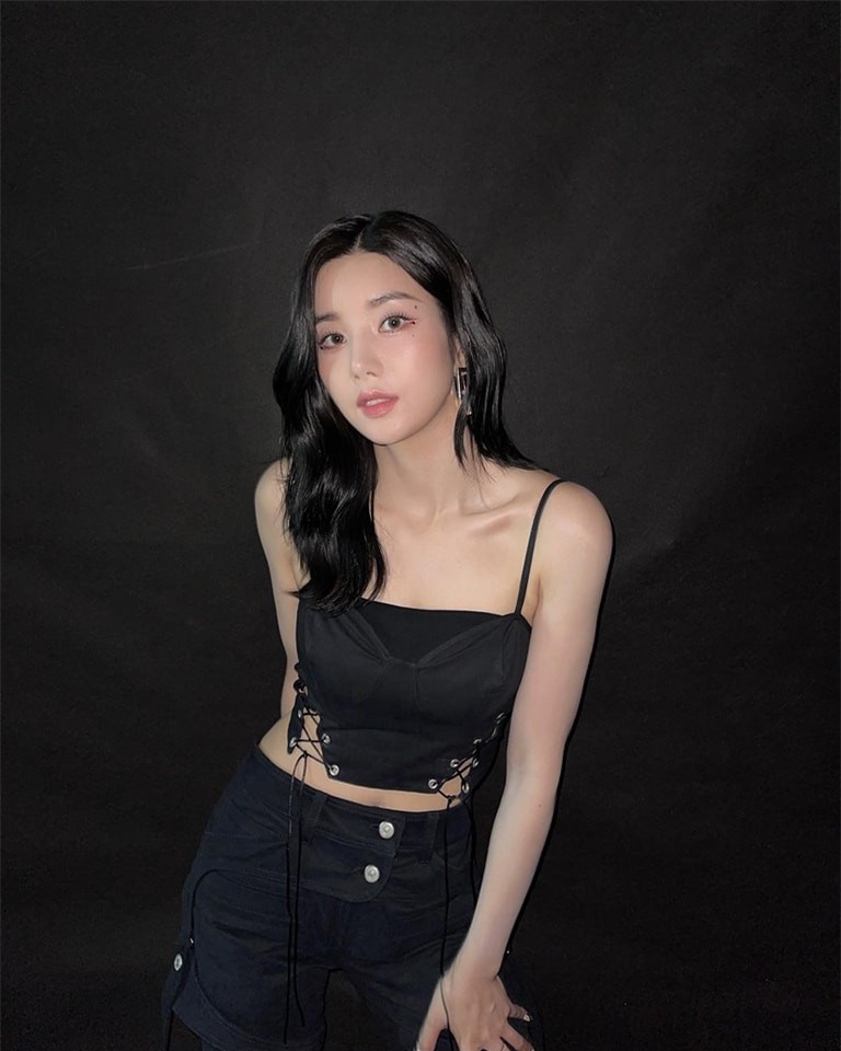 Nữ ca sĩ nổi tiếng sau màn trình diễn nóng bỏng với áo xuyên thấu ở lễ hội nước ảnh 14