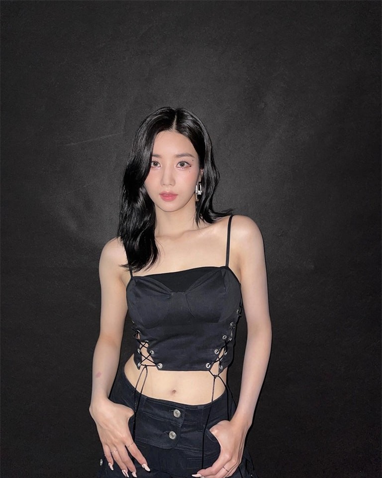 Nữ ca sĩ nổi tiếng sau màn trình diễn nóng bỏng với áo xuyên thấu ở lễ hội nước ảnh 15