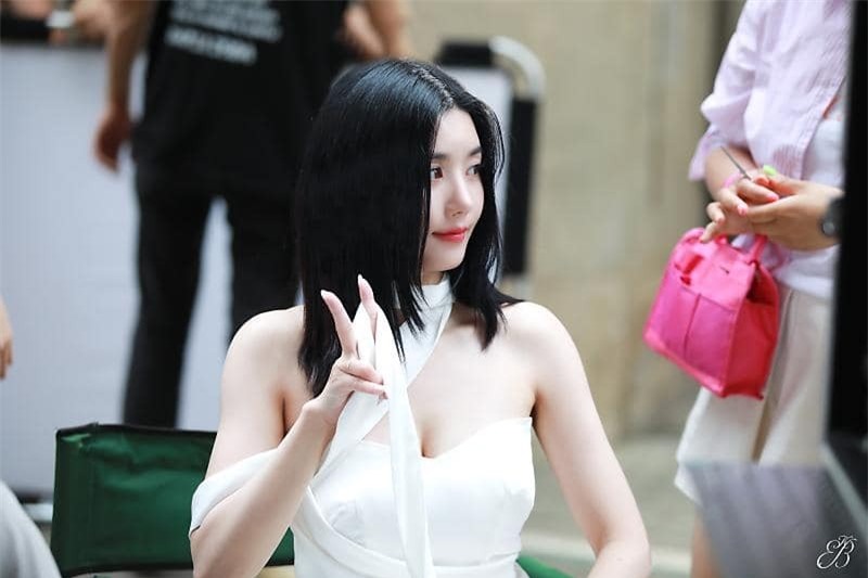 Nữ ca sĩ nổi tiếng sau màn trình diễn nóng bỏng với áo xuyên thấu ở lễ hội nước ảnh 16