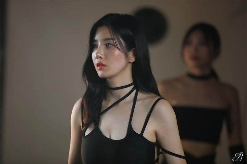 Nữ ca sĩ nổi tiếng sau màn trình diễn nóng bỏng với áo xuyên thấu ở lễ hội nước ảnh 17