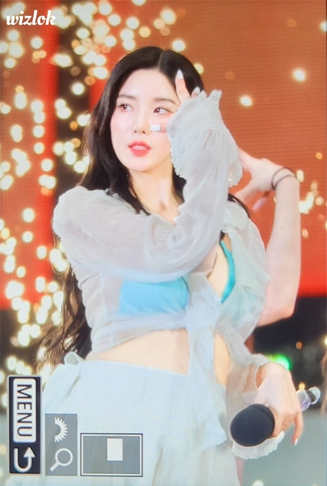 Nữ ca sĩ nổi tiếng sau màn trình diễn nóng bỏng với áo xuyên thấu ở lễ hội nước ảnh 2