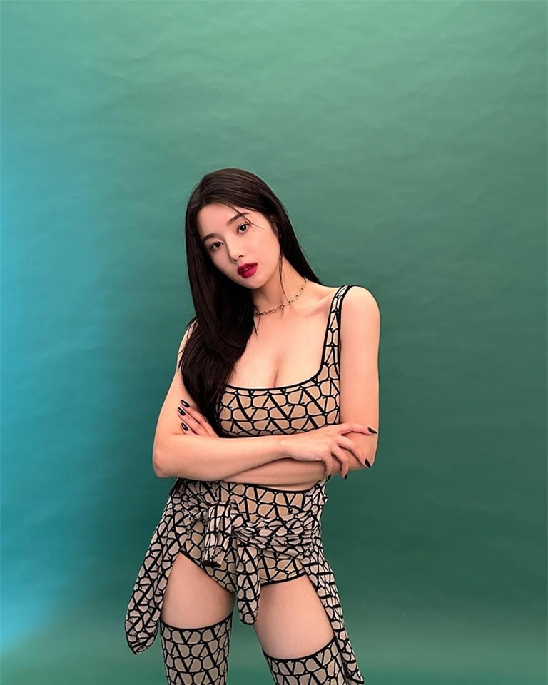 Nữ ca sĩ nổi tiếng sau màn trình diễn nóng bỏng với áo xuyên thấu ở lễ hội nước ảnh 20