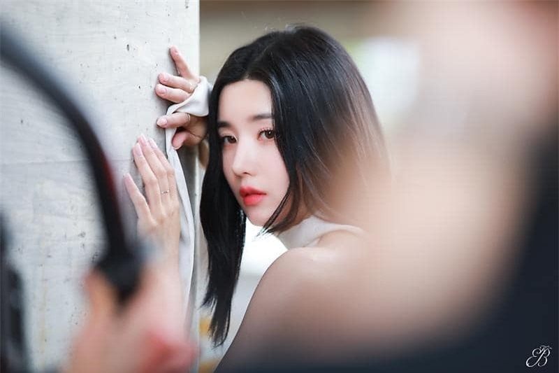 Nữ ca sĩ nổi tiếng sau màn trình diễn nóng bỏng với áo xuyên thấu ở lễ hội nước ảnh 22