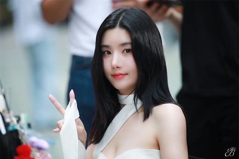 Nữ ca sĩ nổi tiếng sau màn trình diễn nóng bỏng với áo xuyên thấu ở lễ hội nước ảnh 23