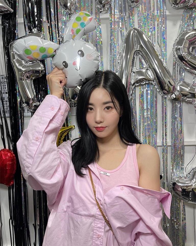 Nữ ca sĩ nổi tiếng sau màn trình diễn nóng bỏng với áo xuyên thấu ở lễ hội nước ảnh 24