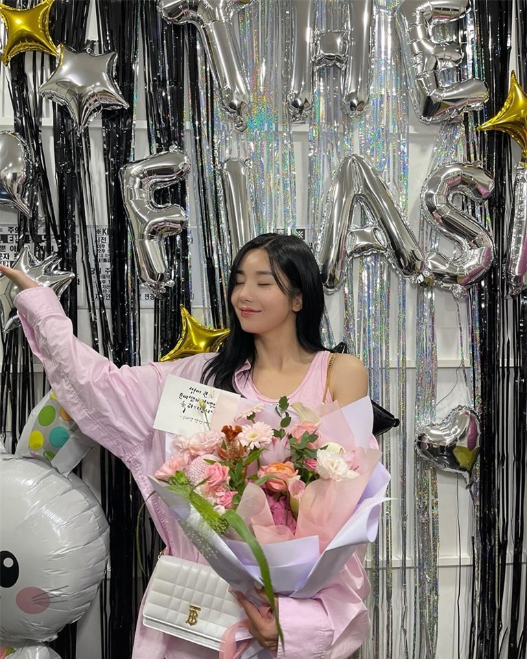 Nữ ca sĩ nổi tiếng sau màn trình diễn nóng bỏng với áo xuyên thấu ở lễ hội nước ảnh 25