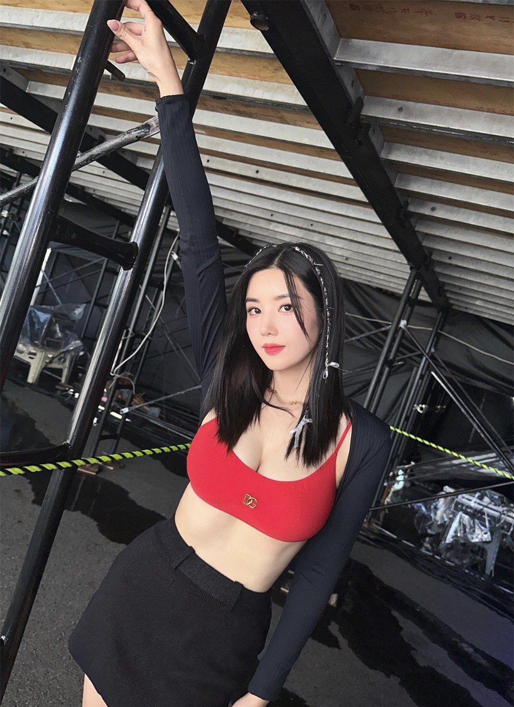 Nữ ca sĩ nổi tiếng sau màn trình diễn nóng bỏng với áo xuyên thấu ở lễ hội nước ảnh 3