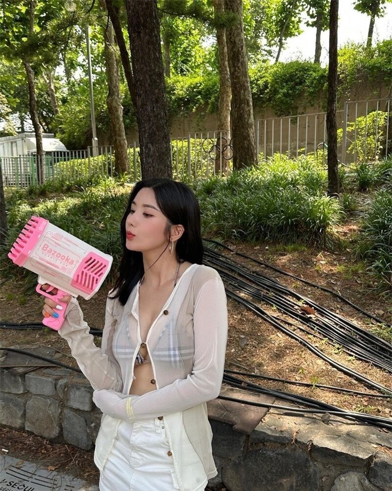 Nữ ca sĩ nổi tiếng sau màn trình diễn nóng bỏng với áo xuyên thấu ở lễ hội nước ảnh 6