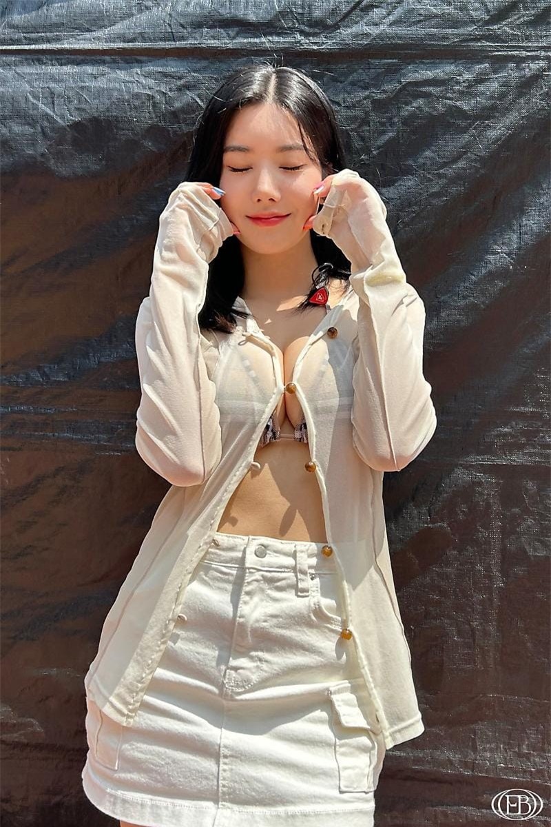 Nữ ca sĩ nổi tiếng sau màn trình diễn nóng bỏng với áo xuyên thấu ở lễ hội nước ảnh 7