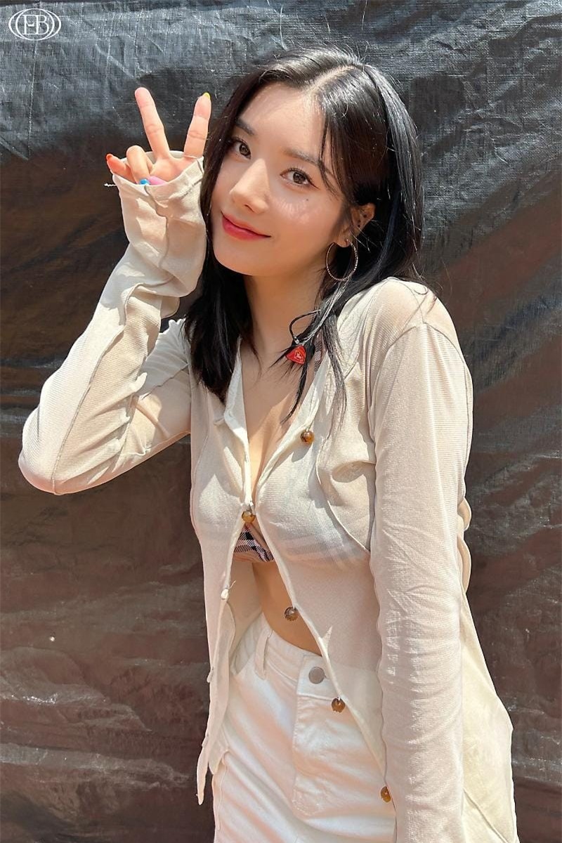 Nữ ca sĩ nổi tiếng sau màn trình diễn nóng bỏng với áo xuyên thấu ở lễ hội nước ảnh 8