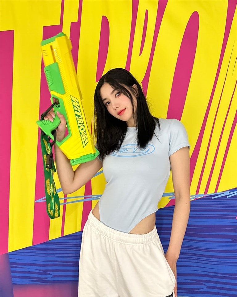 Nữ ca sĩ nổi tiếng sau màn trình diễn nóng bỏng với áo xuyên thấu ở lễ hội nước ảnh 9