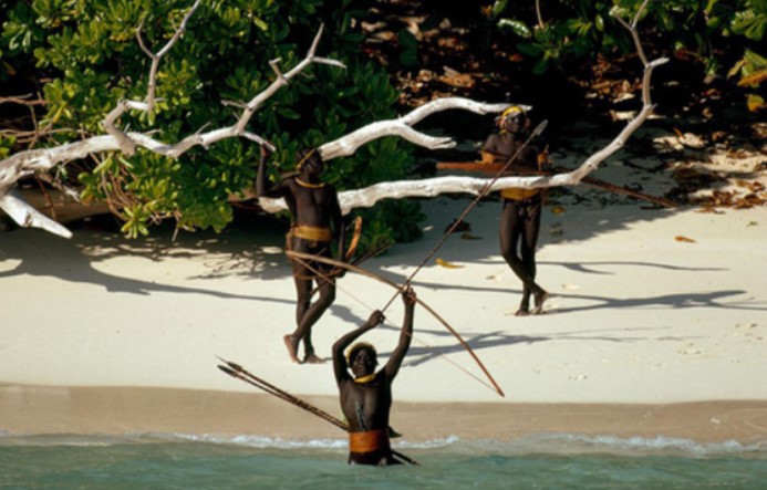 Bộ lạc sống tách biệt khỏi thế giới suốt 30 nghìn năm, xua đuổi người lạ bằng tên tẩm độc