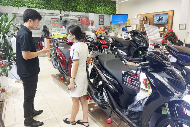 Khách mua xe máy trở lại vai “thượng đế”