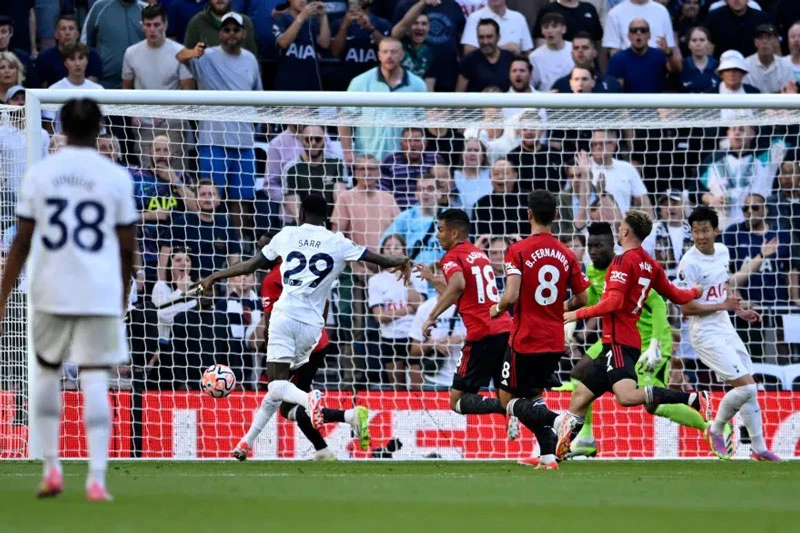 Pape Sarr mở tỷ số cho Tottenham.