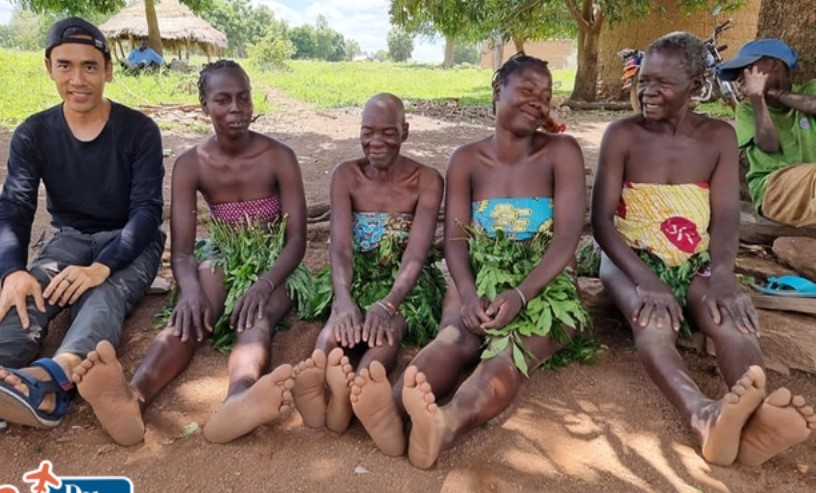 Theo chân blogger Việt khám phá bộ lạc ở châu Phi: Nhiều điều thú vị, trang phục bằng lá cây