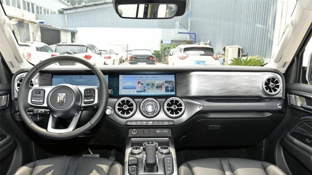 Tank 300 2024 còn được trang bị màn hình kép 12,3 inch, làm tăng thêm cảm giác công nghệ cho chiếc xe.
