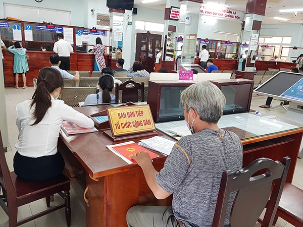 Các tổ chức, cá nhân đến giao dịch tại bộ phận Một cửa Trung tâm Hành chính quận Thanh Khê (TP Đà Nẵng)