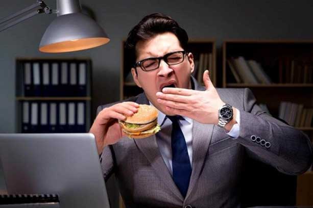 7 tác hại đáng sợ của việc ăn tối quá muộn mà ít ai biết