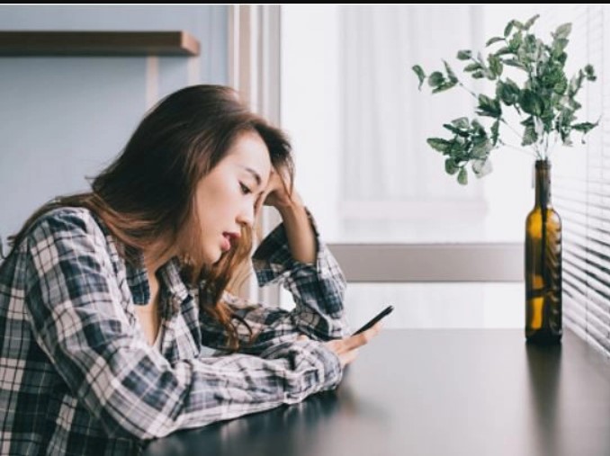 Chồng nhắn tin cho bồ “Anh ly thân rồi", vợ liền tương kế tựu kế chơi ngay chiêu hiểm khiến anh ả "gậy ông đập lưng ông"