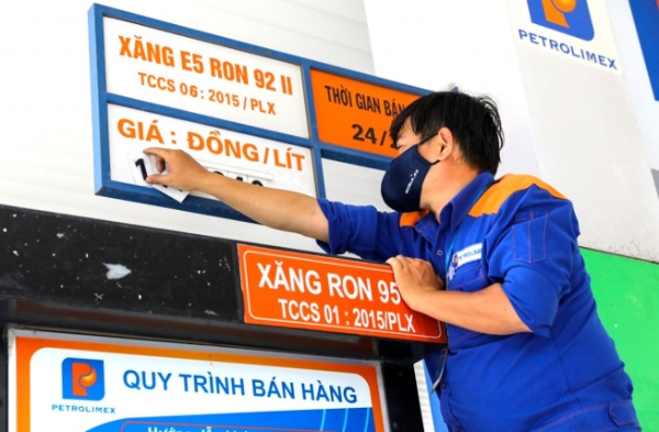 Giá xăng tăng mạnh, đạt 24.600 đồng/lít 