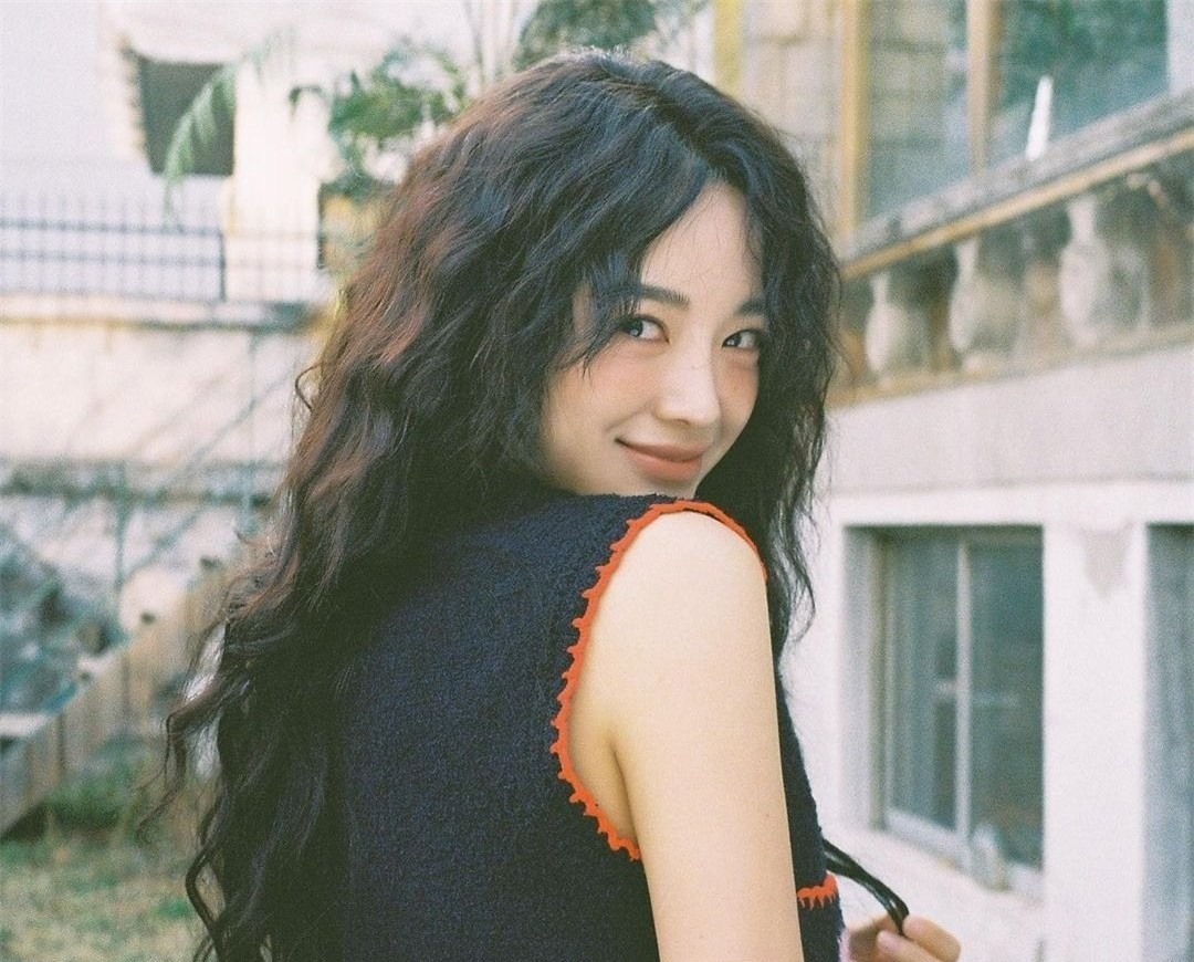 Bức hình gây sốt của sao nữ 'Hẹn hò chốn công sở' ảnh 15