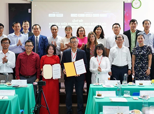Đại học Đông Á (Đà Nẵng) đã chính thức ký kết với Làng Học sinh - sinh viên sáng tạo – Techfest Việt Nam thỏa thuận hợp tác phát triển hệ sinh thái đổi mới sáng tạo sinh viên.