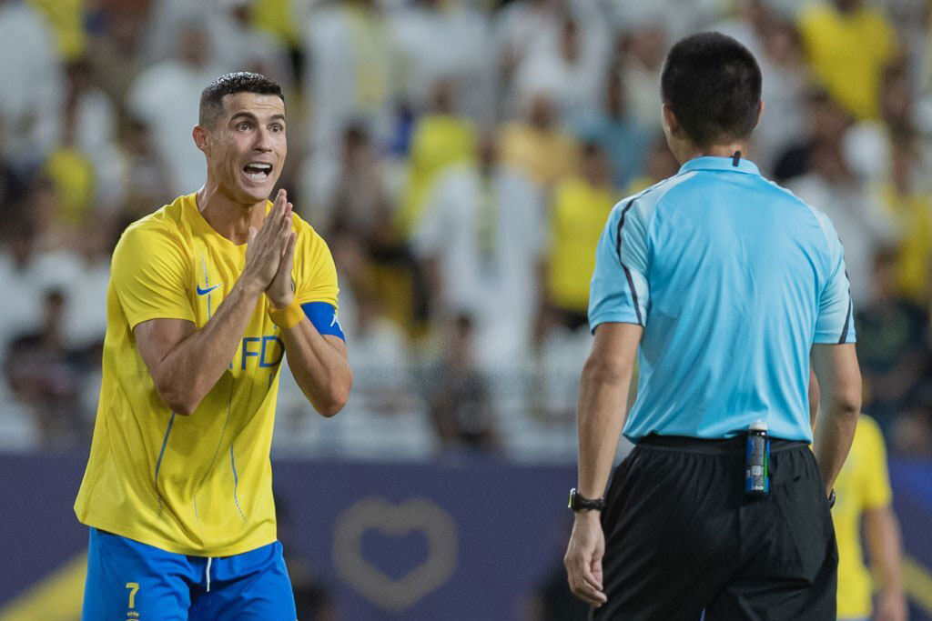 CLIP: Ronaldo hét vào mặt trọng tài Trung Quốc vì 2 lần bị từ chối phạt đền
