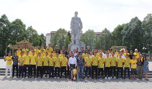 Lãnh đạo tỉnh Thanh Hóa chụp ảnh lưu niệm cùng đội bóng tại buổi lễ.