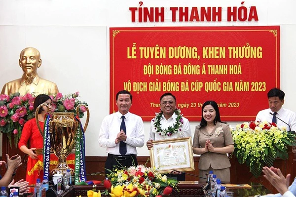 Chủ tịch UBND tỉnh Thanh Hóa Đỗ Minh Tuấn trao tặng bằng khen cho CLB bóng đá Thanh Hóa.