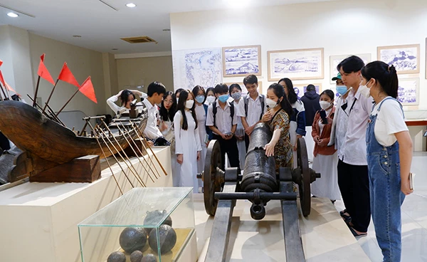 Bảo tàng Đà Nẵng giới thiệu cho các học sinh, sinh viên những hiện vật lịch sử liên quan đến sự kiện Đà Nẵng kháng Pháp 1858 - 1860.