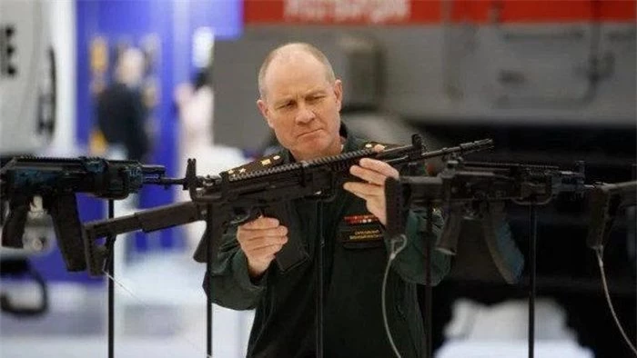 Theo giới thiệu từ nhà sản xuất, súng trường tấn công AK-19 là một biến thể của AK-12, được sửa đổi để phù hợp với cỡ nòng 5,56 x 45 mm của phương Tây nhằm hướng đến những khách hàng nước ngoài.